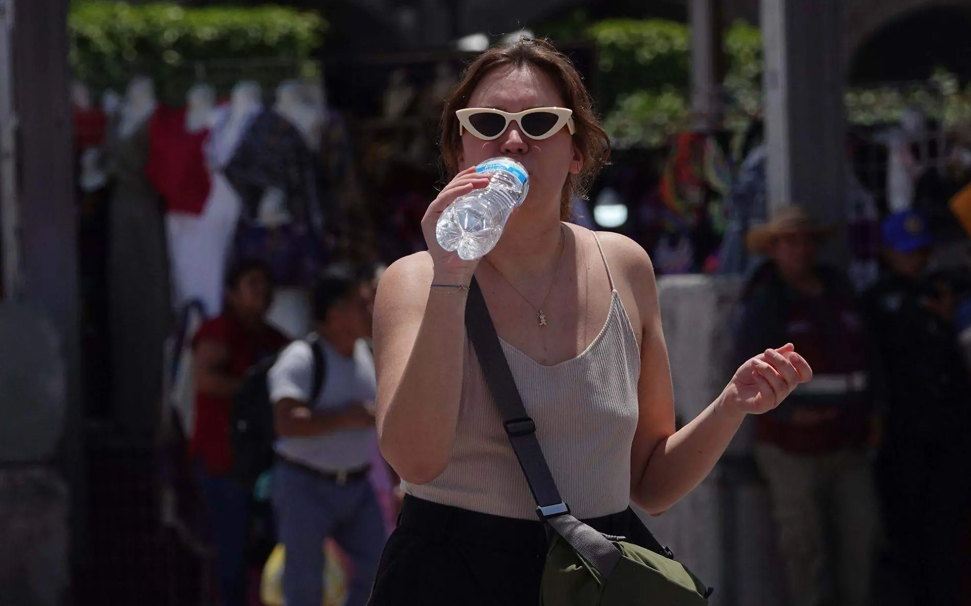 Persona tomando agua